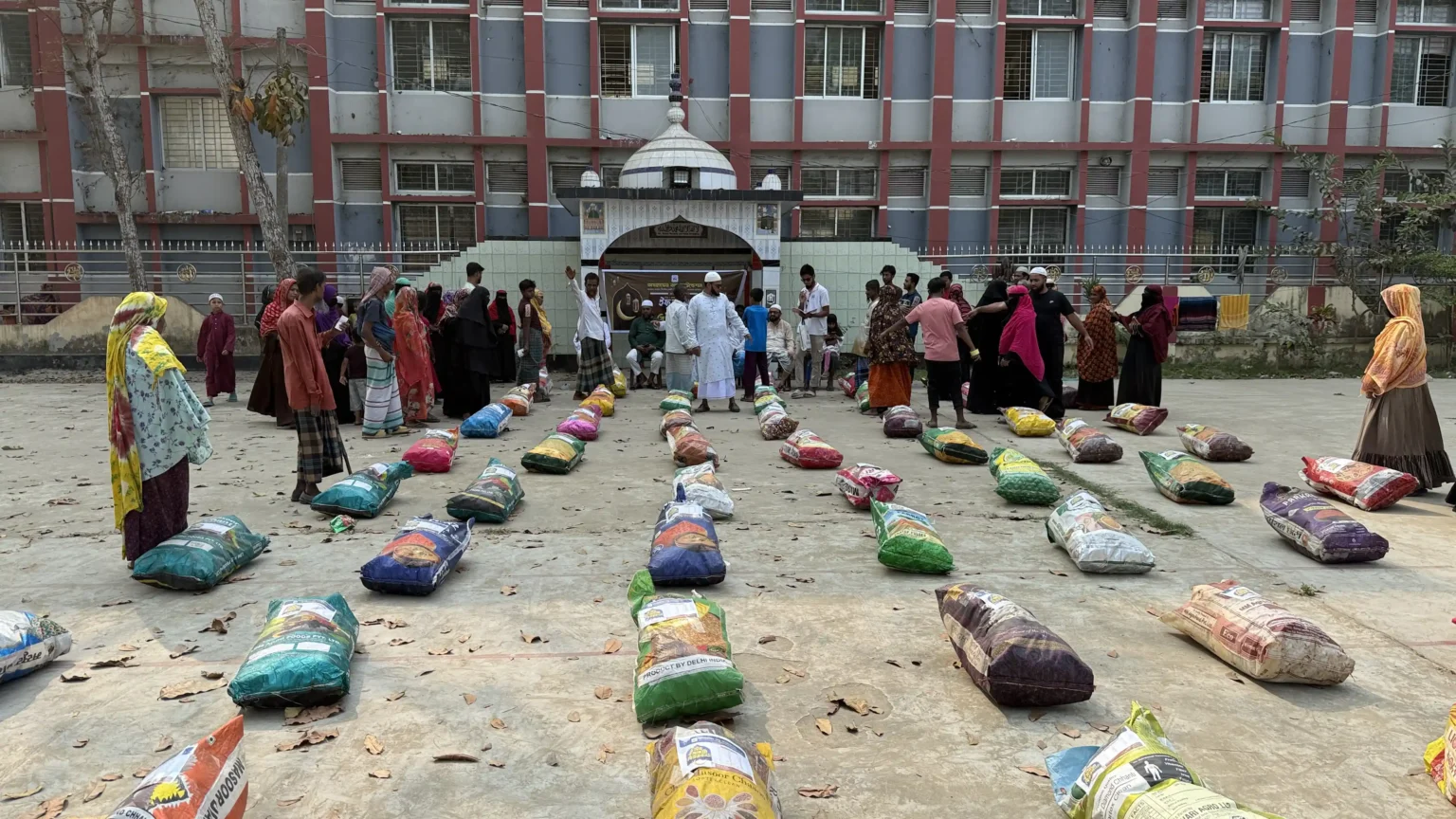 উপকারভোগীদের মাঝে খাদ্যসামগ্রী বিতরণ